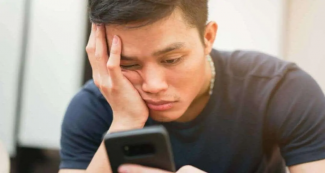 Отдали время Интернету: смартфоны повинны в суициде молодежи